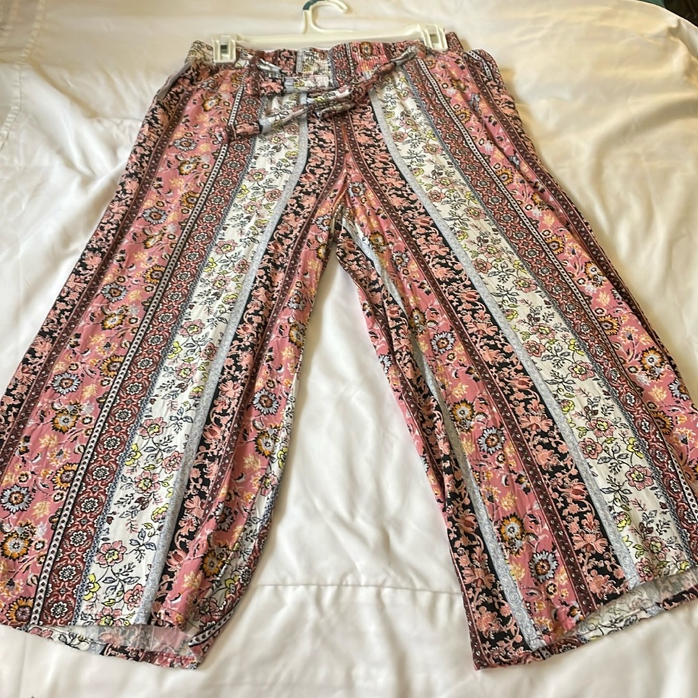 Super cute cropped wide leg pants with pockets